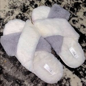 VS PINK Fuzzy Slippers - NWT - 🖤